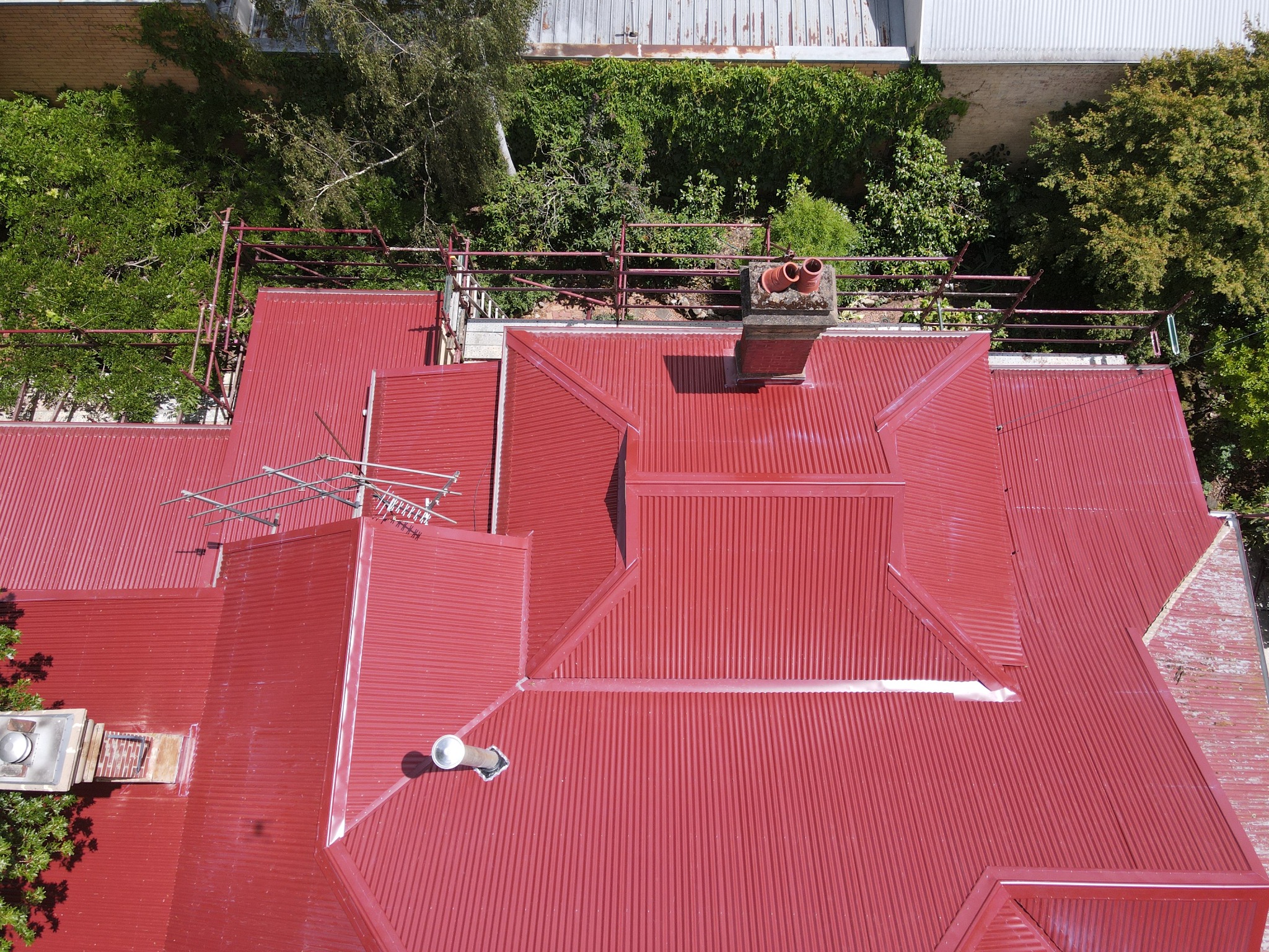 Tile‑to‑metal interface — custom tray, side flashing & defined weep path.